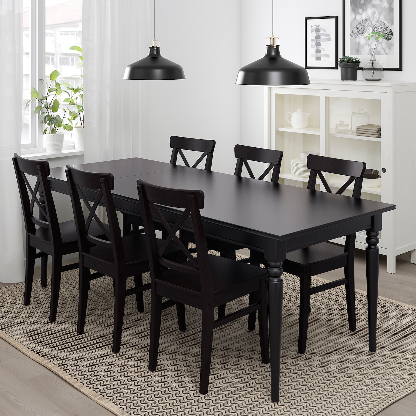 кухня с черным столом и стульями дизайн