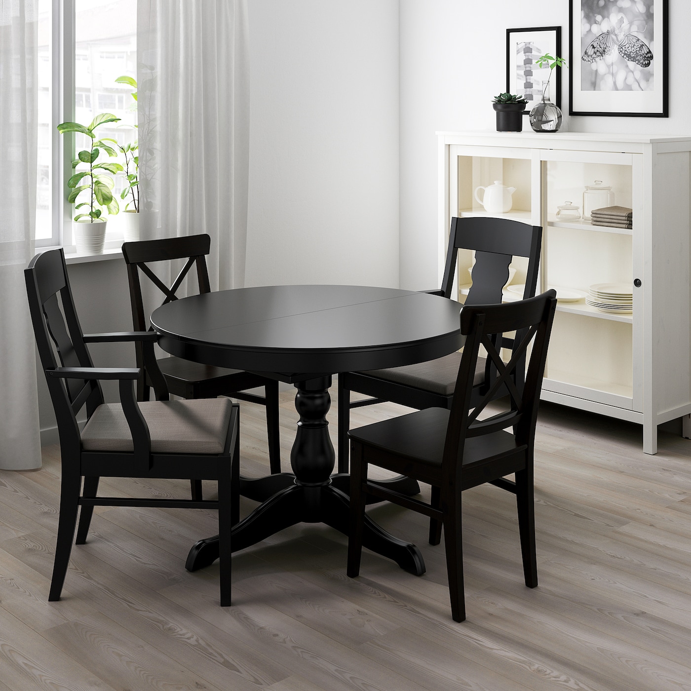 стол и стулья для черно белой кухни