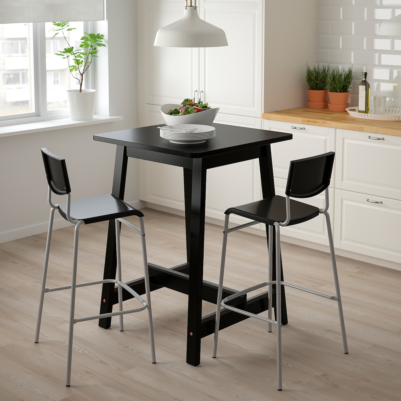 высокие кухонные столы и стулья
